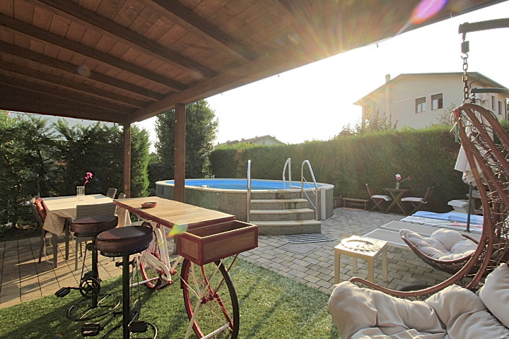 Bernareggio – Villa bifamigliare con piscina