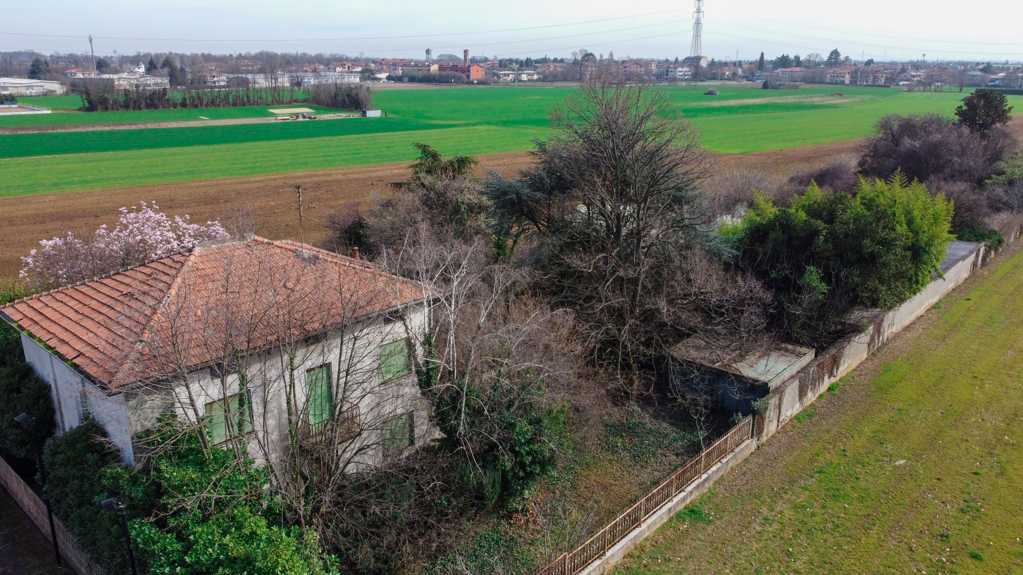 Mezzago- villa singola da ristrutturare con ampio giardino