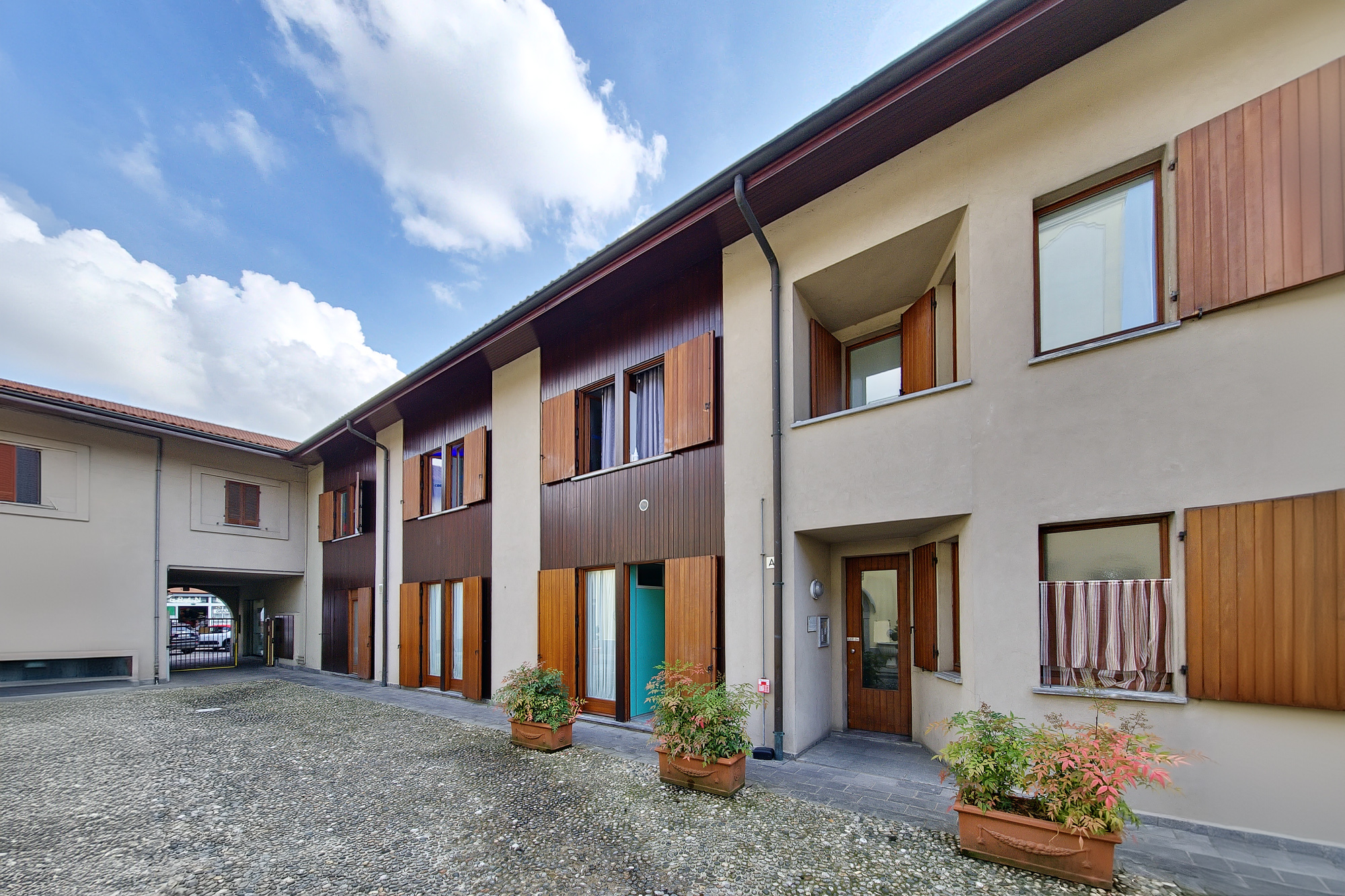 Vimercate- centro storico ampio quadrilocale con box