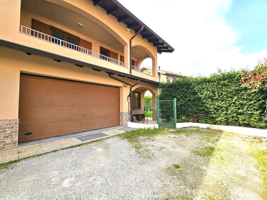 Usmate Velate – Villa bifamigliare