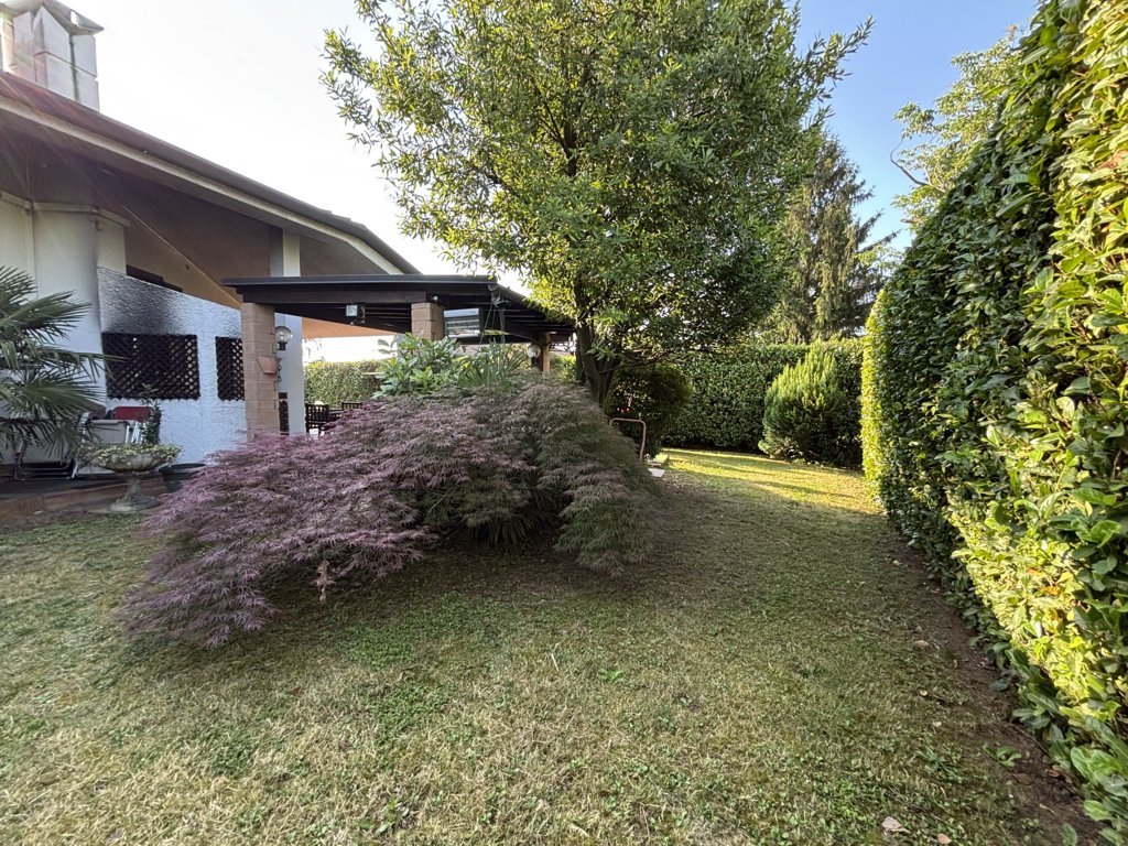 Lesmo- villa singola con piscina