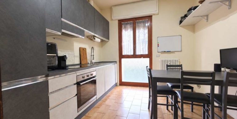 Cucina grigia luminosa e ordinata-6 (FILEminimizer)