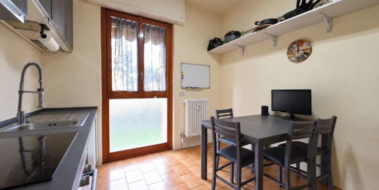 Cucina grigia ordinata e luminosa-5 (FILEminimizer)