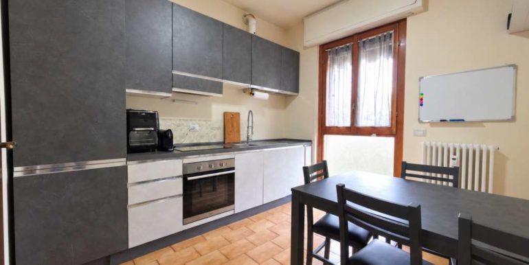 Cucina grigia ordinata e luminosa-7 (FILEminimizer)
